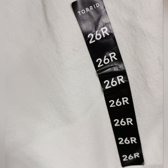 Torrid White Distressed Boyfriend Jeans 🤍 Size 26W/4X - Picture 4 of 6